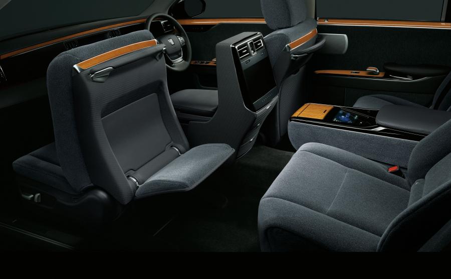 Интерьер Toyota Century 2018 года  (фото 21 из 24)